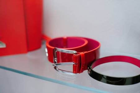 璀璨與質感 探尋大型翡翠黃金戒指與皮革制品的視覺碰撞